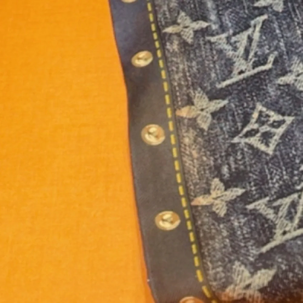 💯% Authentic LOUIS VUITTON
Silk Monogram Denim Bandeau Blue✨ - Picture 9 of 13